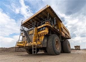 Un plan rapproché d’un camion de transport Komatsu avec un ciel bleu en arrière-plan.