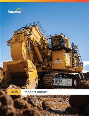 La couverture du Rapport annuel 2025 de Suncor Énergie présente un opérateur de pelle portant un ÉPI, debout près de la cabine du conducteur de la plus grande pelle hydraulique de Komatsu aux activités minières de Fort Hills. Le logo de Suncor apparaît en évidence dans le coin supérieur gauche. 
