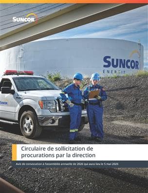 La couverture de la Circulaire de sollicitation de procurations par la direction 2026 de Suncor Énergie, avec du texte sous le titre indiquant : « Avis de convocation à l’assemblée annuelle de 2026 qui aura lieu le 5 mai 2026 ». La couverture présente deux employés portant un ÉPI, debout près d’un camion de parc blanc et effectuant une vérification de sécurité près d’un réservoir de stockage à la raffinerie de Montréal. Le logo de Suncor apparaît en évidence dans le coin supérieur gauche.