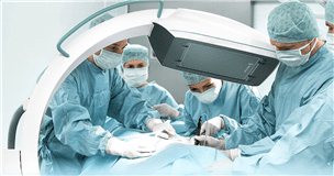 Des médecins effectuent une chirurgie en utilisant le système d’imagerie avec bras en C.