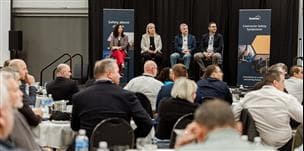 Quatre membres de l’équipe de leadership de Suncor sont assis sur la scène lors d’un panel de discussion au symposium sur la sécurité des entrepreneurs qui a eu lieu en septembre 2026 à Fort McMurray, en Alberta.