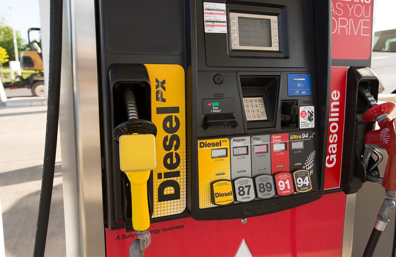 Une pompe diesel dans une station-service Petro-Canada.