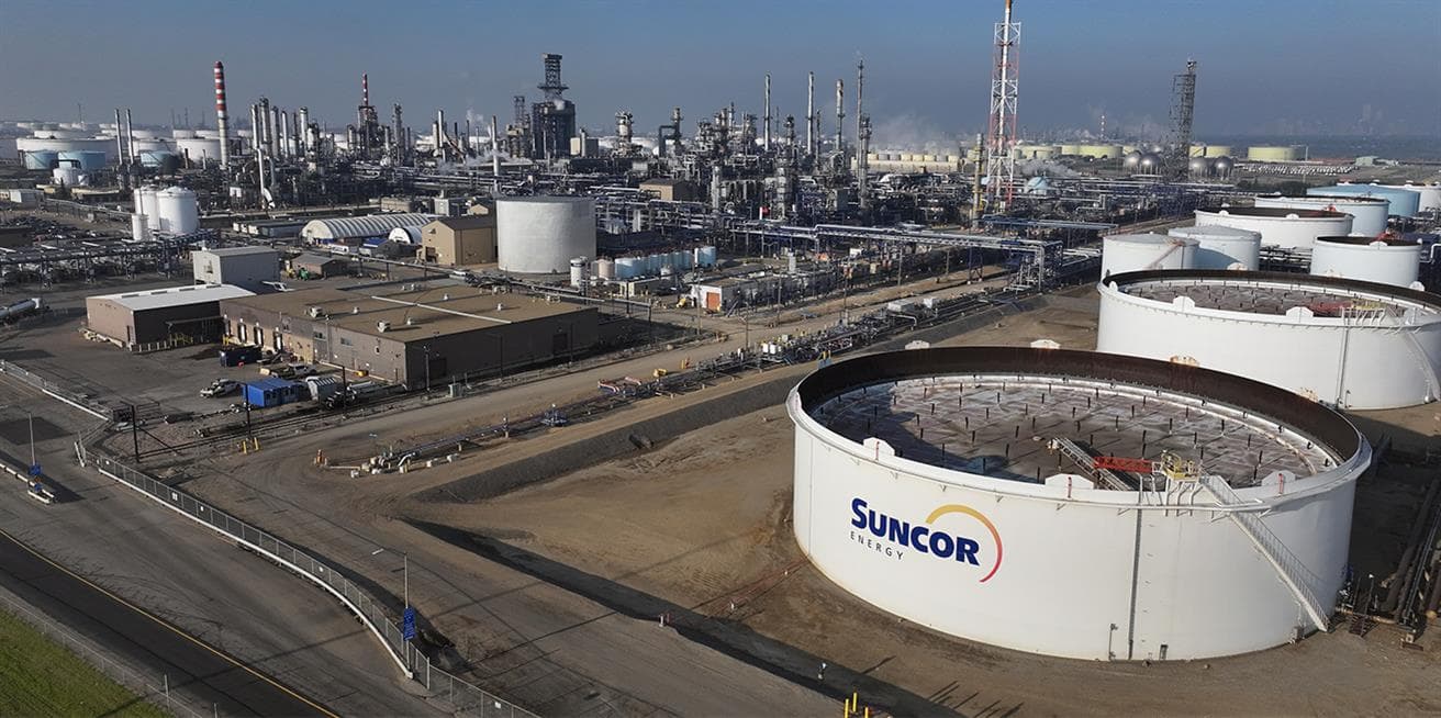 Vue aérienne de la raffinerie de Suncor à Edmonton.
