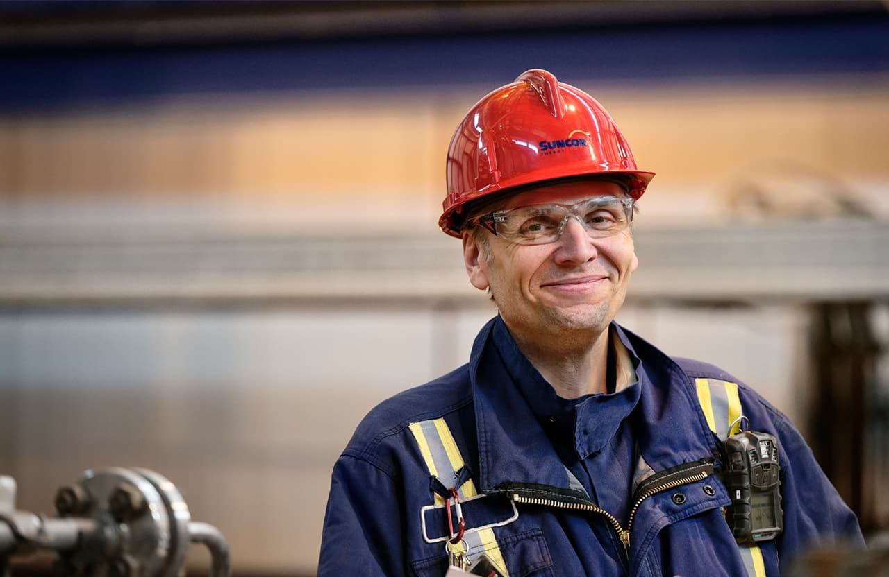 Un employé à la raffinerie Suncor d’Edmonton