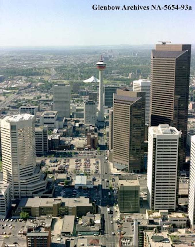 Une photo d'époque du centre-ville de Calgary, illustrant deux grandes tours de bureaux.