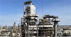 Trois grandes tours cylindriques. Moitié supérieure de l'unité de cokéfaction fluide 8-1 de Syncrude.