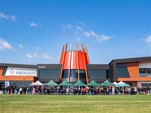 Une foule est réunie à l'extérieur du centre communautaire Nikinan.