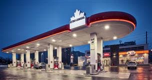 Une station-service Petro-Canada récemment rénovée avec un restaurant A&W le soir.