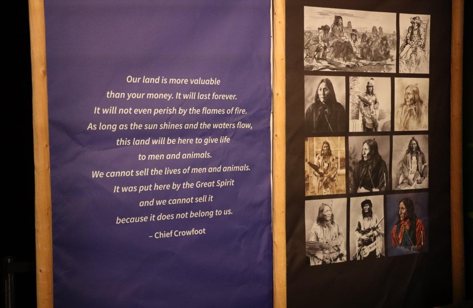 Un objet exposé au musée. D'un côté, on peut lire une citation du chef Crowfoot et de l'autre, on voit une série de photos du célèbre chef des Siksika.