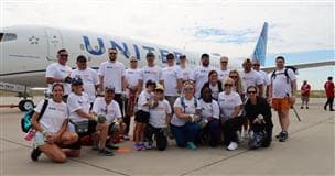 L'équipe de la raffinerie Commerce City de Suncor s'est rassemblée devant l'avion gros-porteur qui a été tiré
