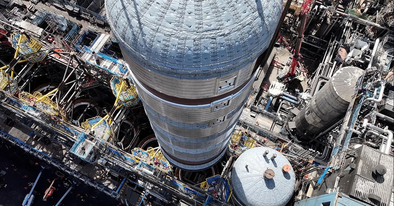 Vue aérienne de l'un des nouveaux tambours à coke installés à l'usine de base.
