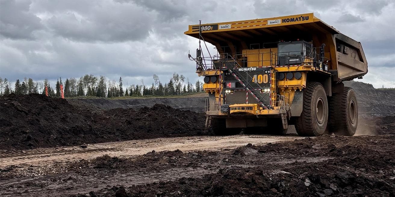 Un camion de transport autonome circule dans des conditions boueuses à l’exploitation de l'usine de base de Suncor.