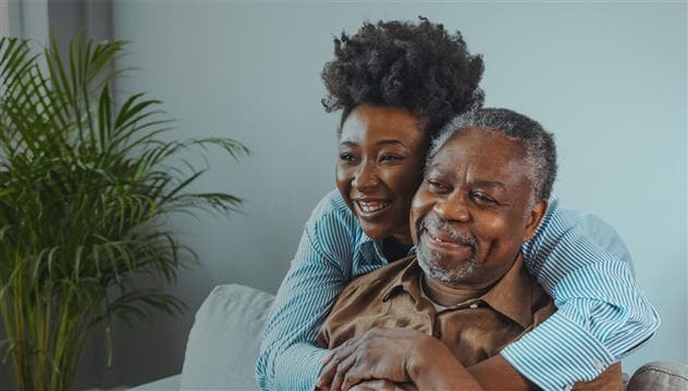 Deux membres d'une famille qui s'enlacent