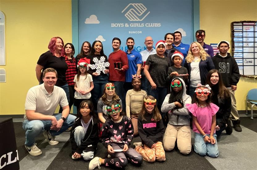 Los niños se reúnen con disfraces divertidos en el Suncor Boys and Girls Club en Commerce City, Colorado.