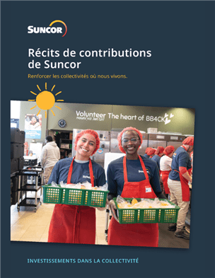 Page couverture du rapport de Suncor « Récits de contributions de Suncor : Renforcer les collectivités où nous vivons » présentant des bénévoles de Suncor qui préparent et tiennent des paniers d’aliments emballés dans une cuisine.