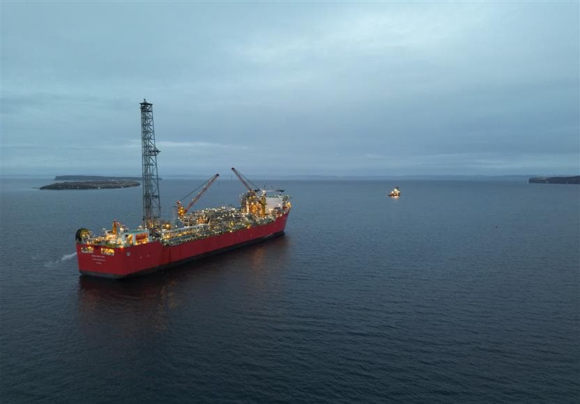 Une unité flottante de production, de stockage et de déchargement de couleur orange se trouve au milieu de l'océan Atlantique près de Terre-Neuve-et-Labrador.