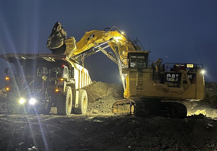Une photo prise de nuit d'un CAT 6040 illuminé à l'installation Syncrude MLX – Ouest.