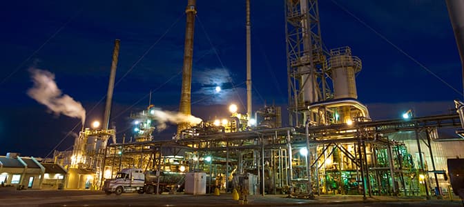 L'usine de soufre de Montréal la nuit.