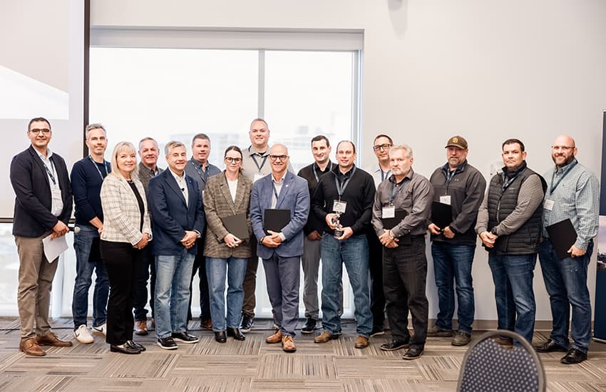 Des leaders de Suncor Énergie et du groupe d’entrepreneurs de Suncor à Firebag posent pour une photo lors du symposium sur la sécurité des entrepreneurs qui a eu lieu en septembre 2026 à Fort McMurray, en Alberta.